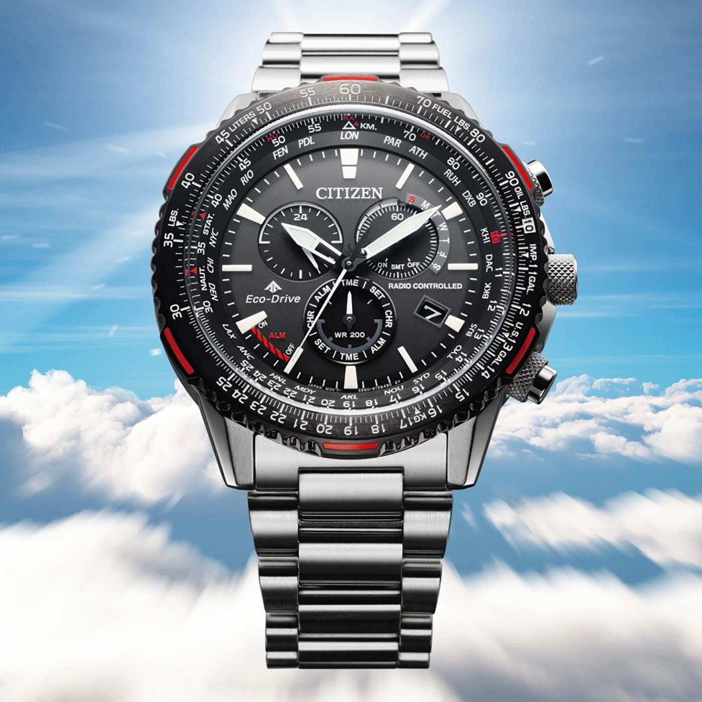 Citizen-Uhr mit schwarzem Zifferblatt, silbernem Armband und Himmels Hintergrund.