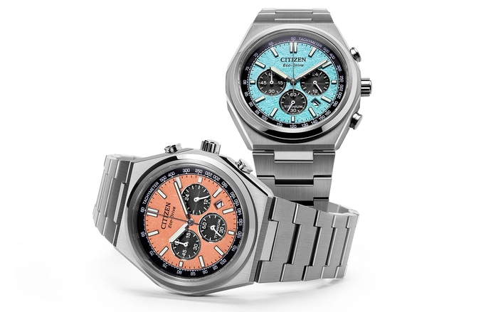 Zwei Citizen-Uhren mit blauen und orangefarbenen Zifferblättern, Titan, Eco-Drive und Chronographenfunktionen.
