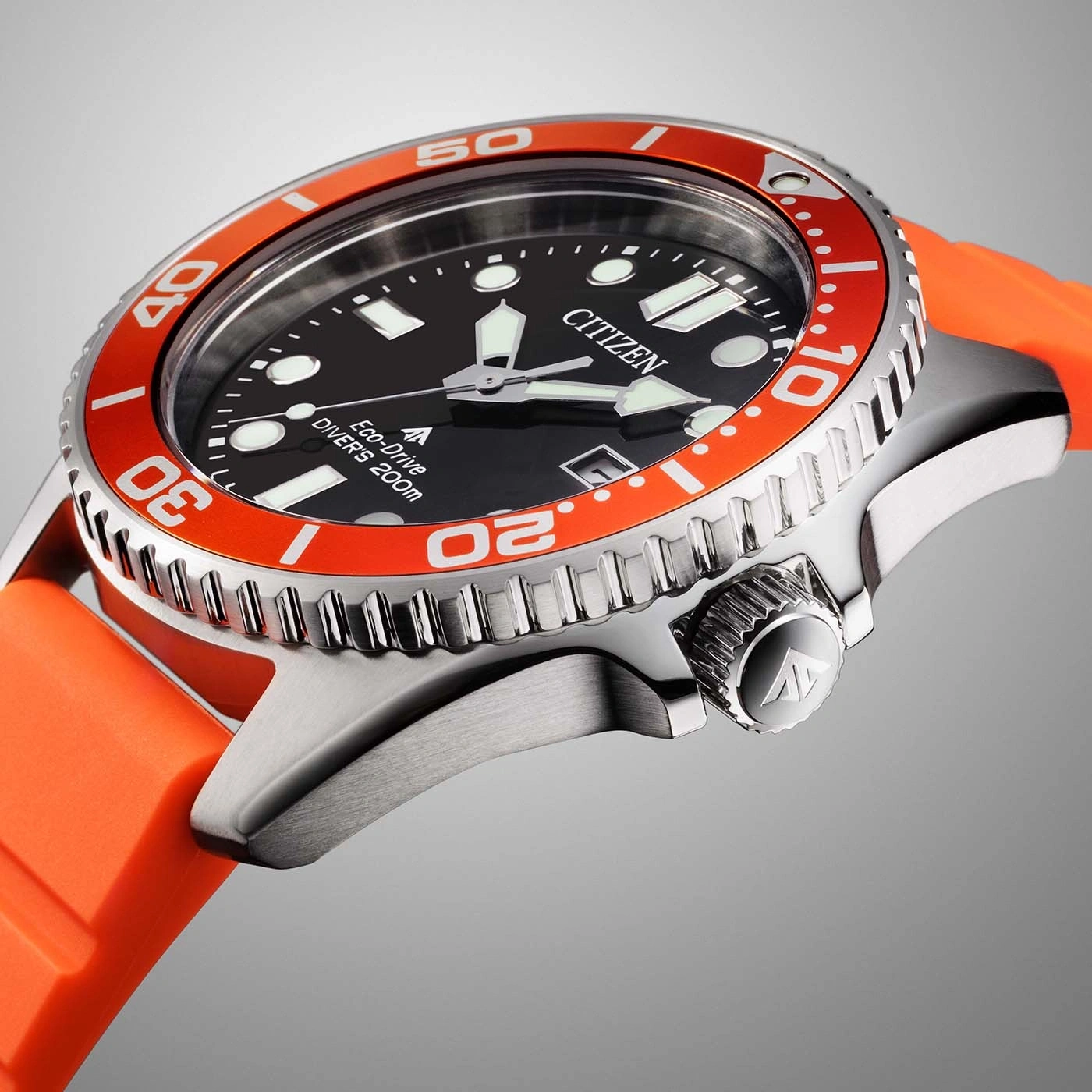 Nahaufnahme einer Citizen Eco-Drive Taucheruhr mit orangefarbener Lünette und Armband.