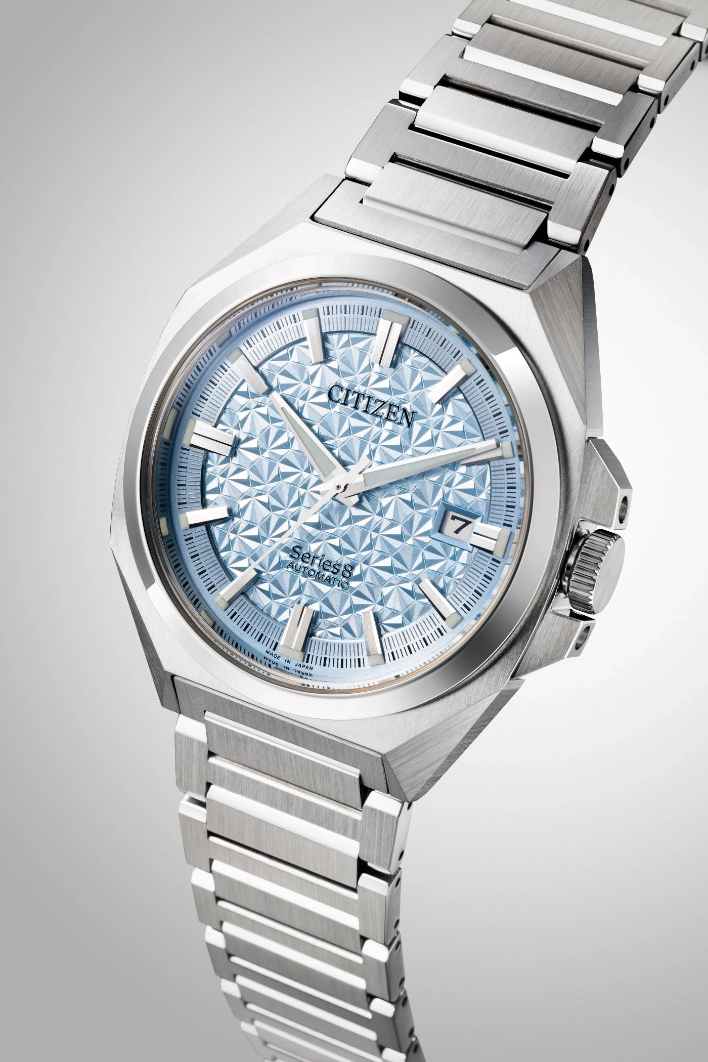 Citizen Series 8 Uhr mit blau gemustertem Zifferblatt und silbernem Armband.