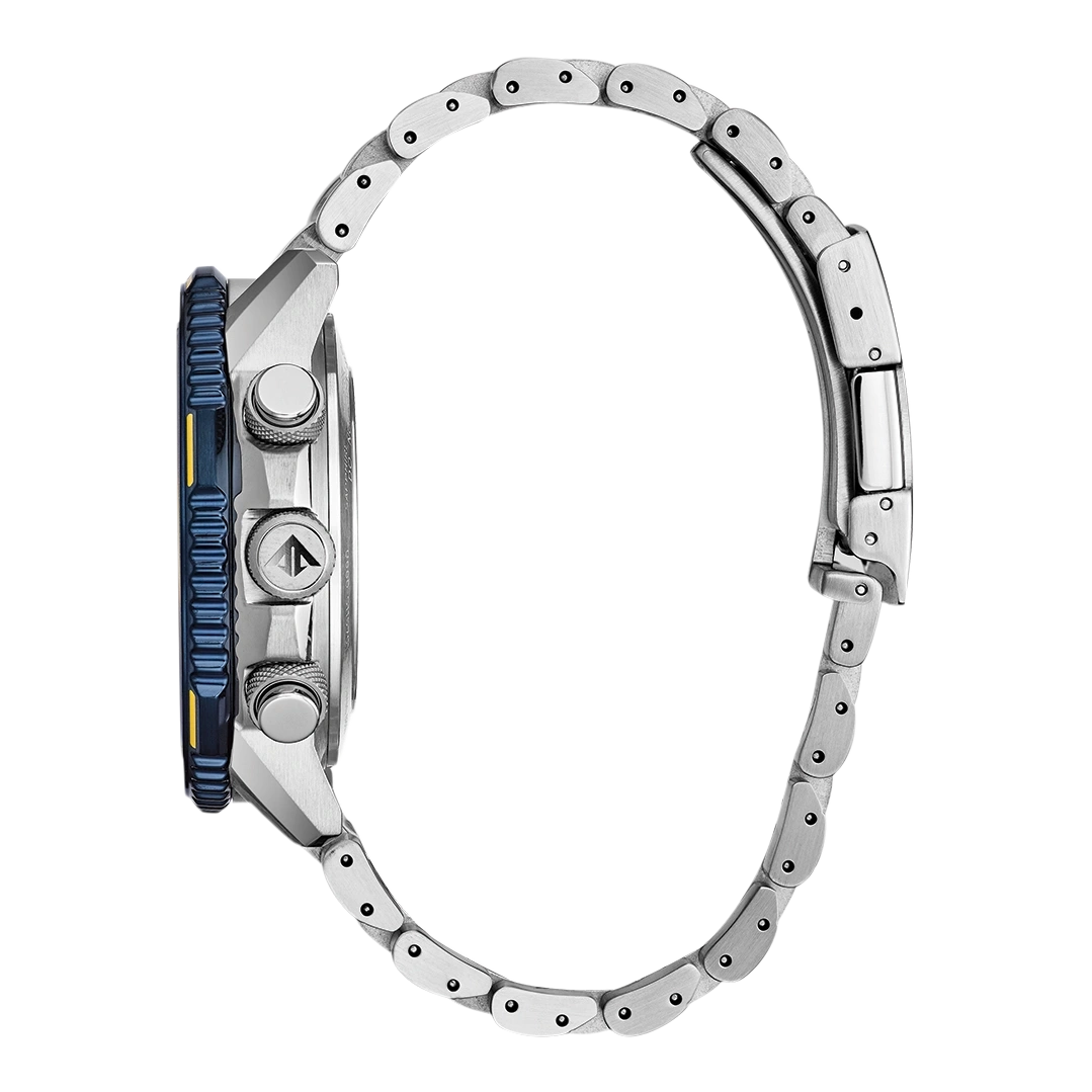 Seitenansicht einer silbernen Uhr mit blau-gelber Lünette und Metallarmband.