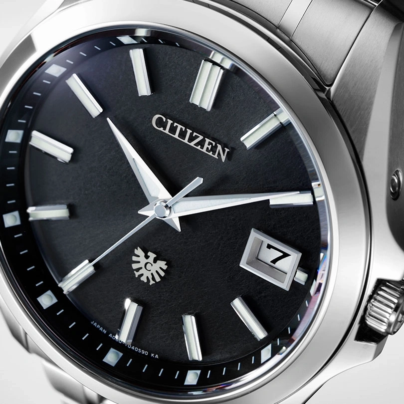 Nahaufnahme einer Citizen-Uhr mit schwarzem Zifferblatt und silbernen Akzenten.