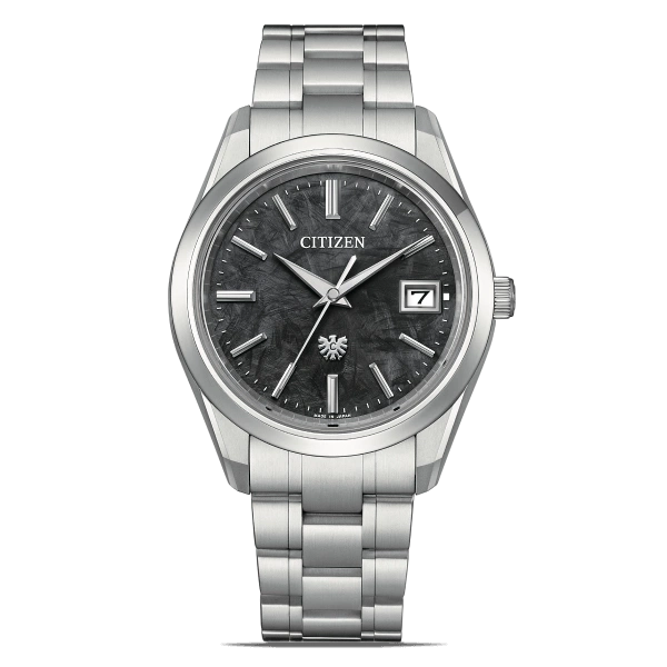 Citizen-Uhr mit dunklem strukturiertem Zifferblatt und silbernem Armband.