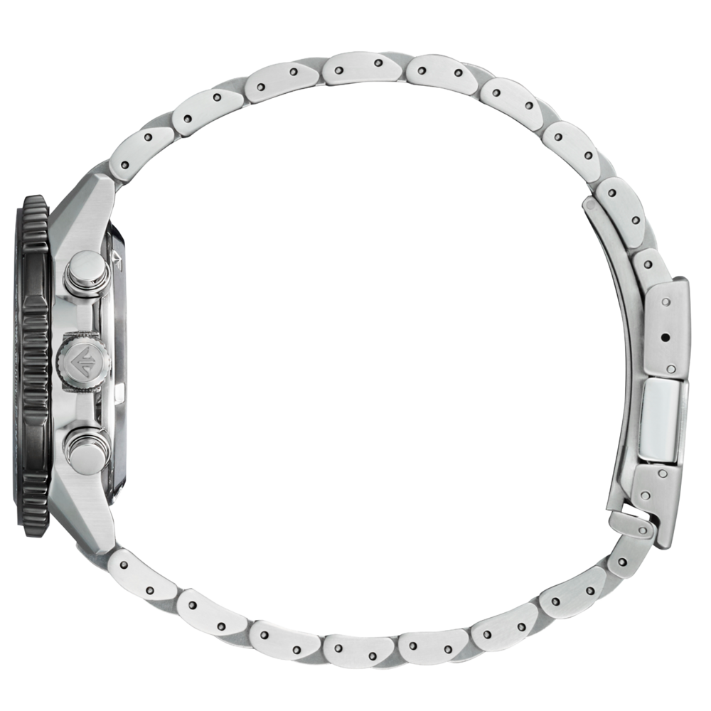 Ein silbernes Uhrenarmband bildet einen Kreis auf weißem Hintergrund.