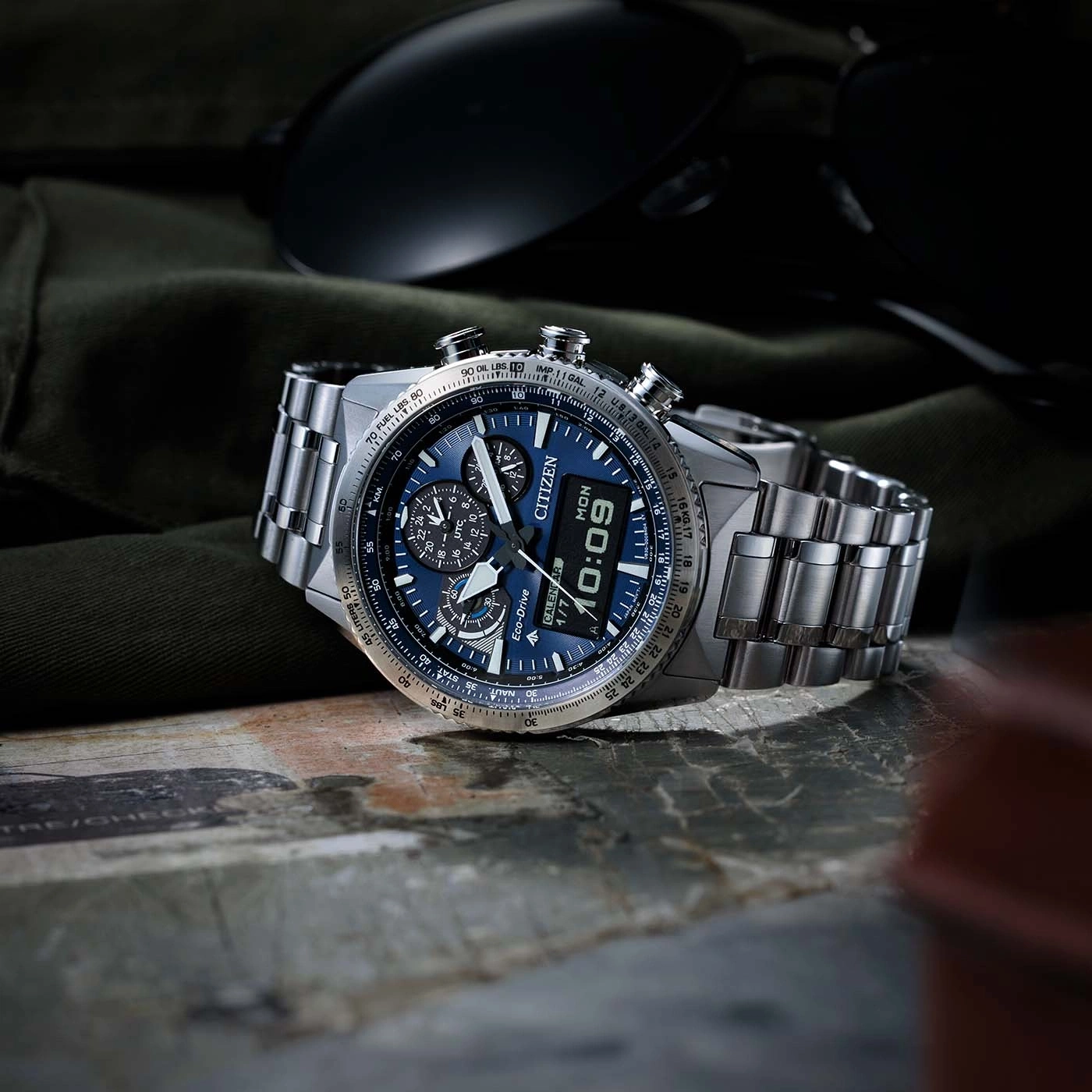 Nahaufnahme einer Citizen-Uhr mit blauem Zifferblatt und Metallarmband.