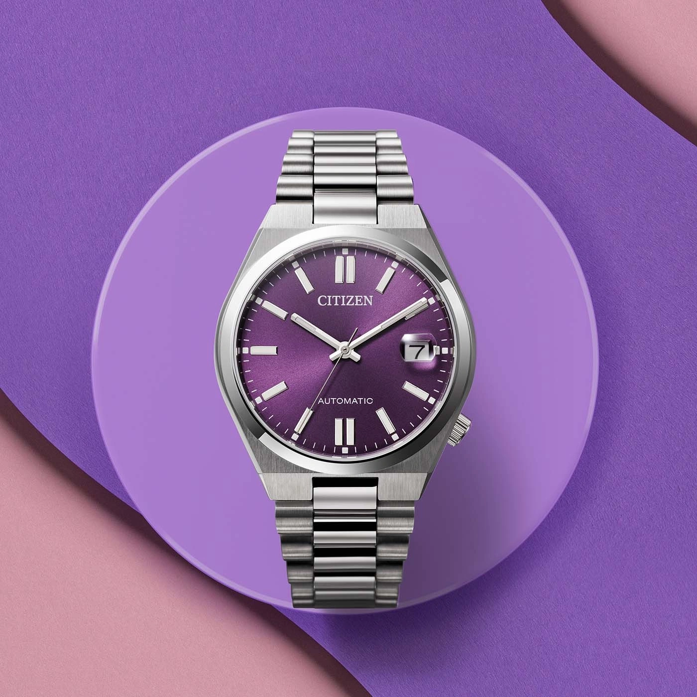 Citizen-Uhr mit lila Zifferblatt und silbernem Armband auf lila Hintergrund