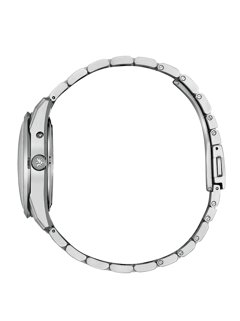 Seitenansicht einer silbernen Armbanduhr mit Metallband auf grünem Hintergrund.