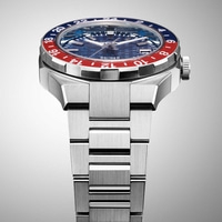 Nahaufnahme einer silbernen Uhr mit blau-roter Lünette und Metallarmband.