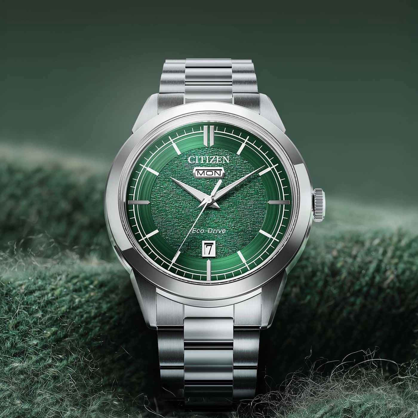 Nahaufnahme einer grünen Citizen Eco-Drive-Uhr mit Metallarmband.