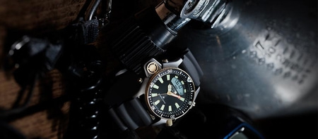 Nahaufnahme einer Taucheruhr mit schwarzem Zifferblatt und digitaler Anzeige.