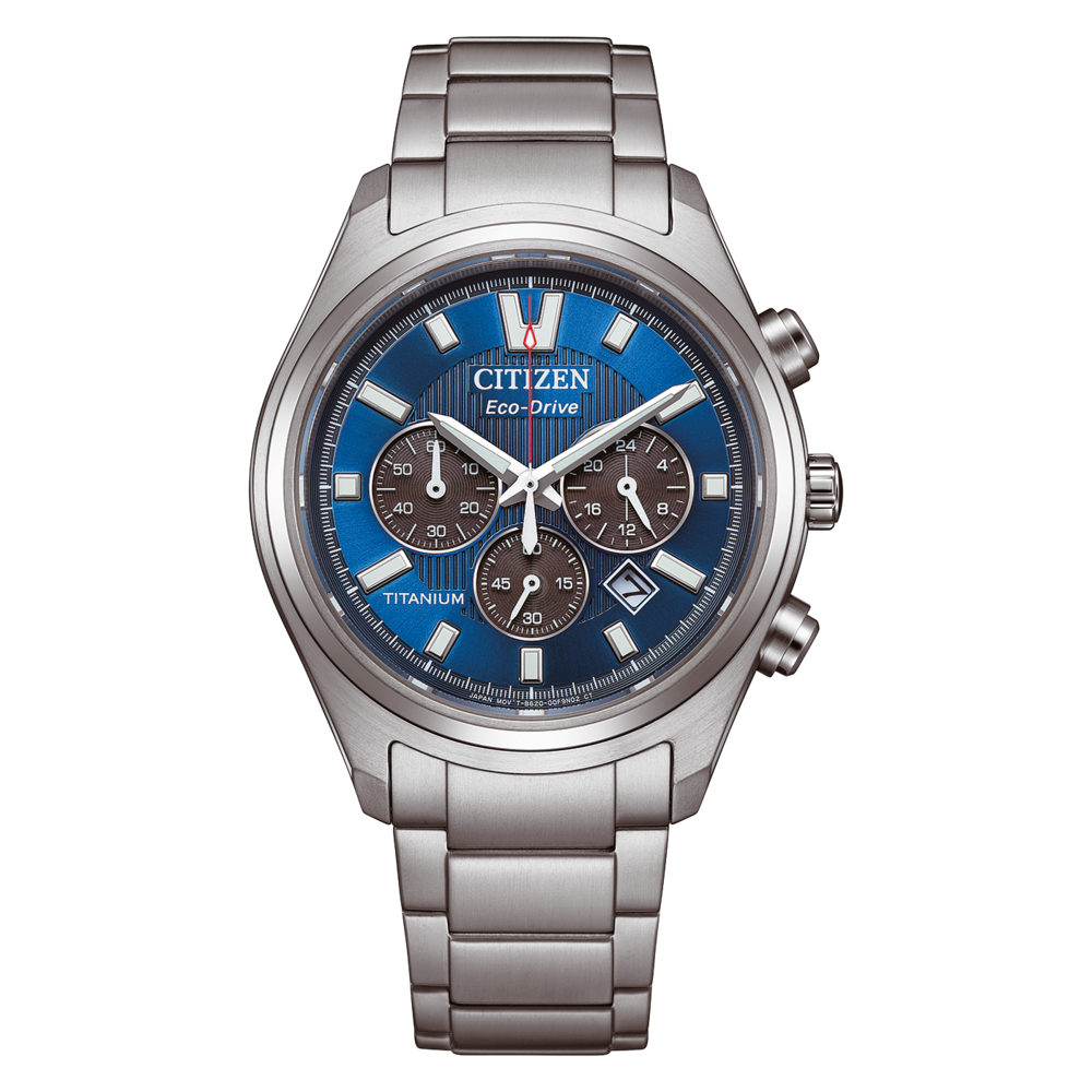 Nahaufnahme einer silbernen Citizen Eco-Drive Titan-Chronographenuhr mit blauem Zifferblatt.