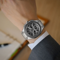 Citizen Attesa Uhr am Handgelenk, grauer Anzug, Nahaufnahme, Luxusuhr, elegantes Design