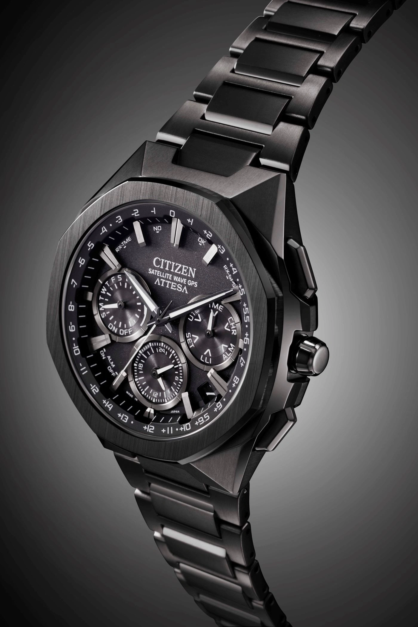 Schwarze Citizen Attesa Uhr mit mehreren Zifferblättern und Metallarmband, Nahaufnahme.